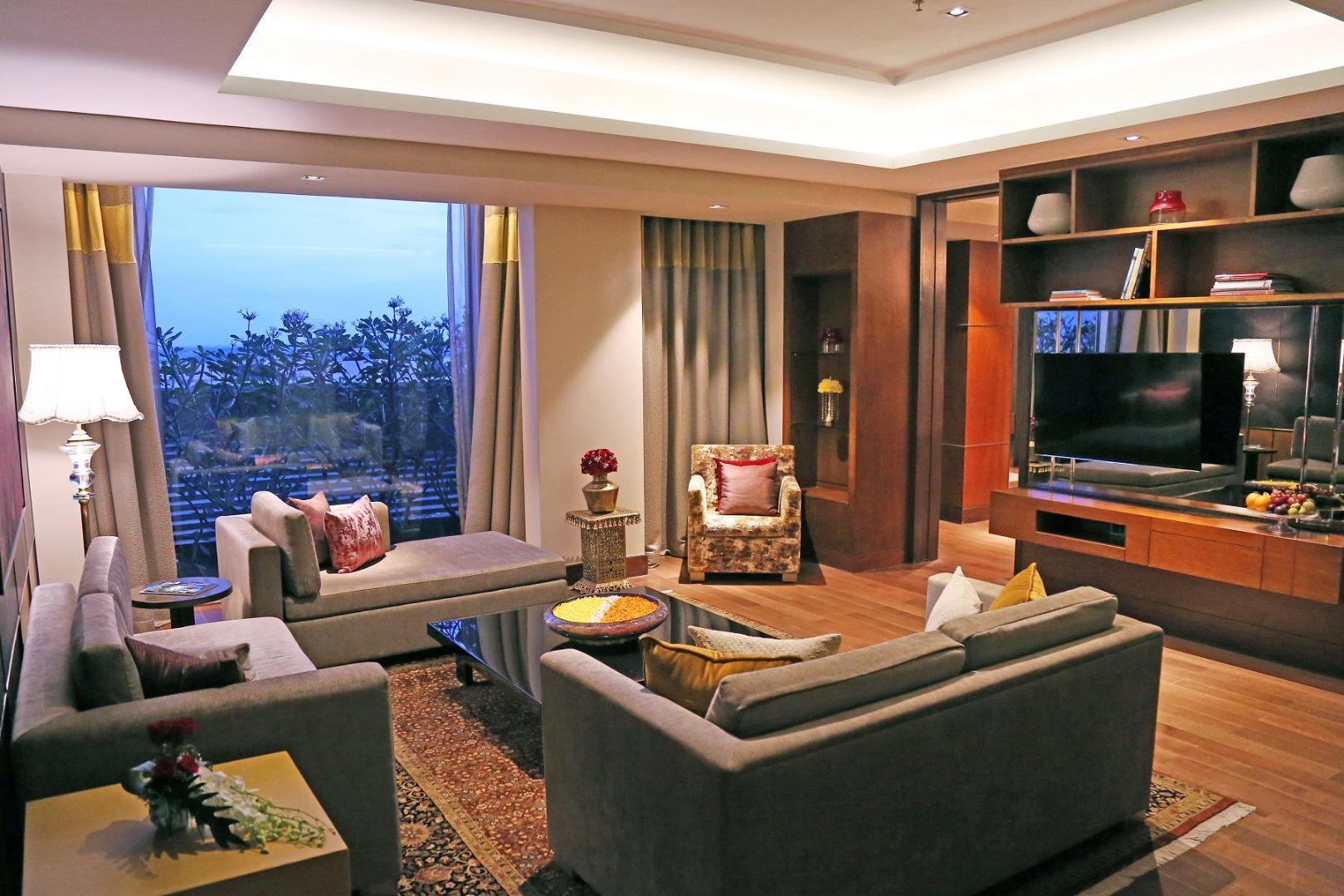 Taj Bangalore Devanahalli Ngoại thất bức ảnh A living room in a suite at the Taj Mahal Palace, Mumbai