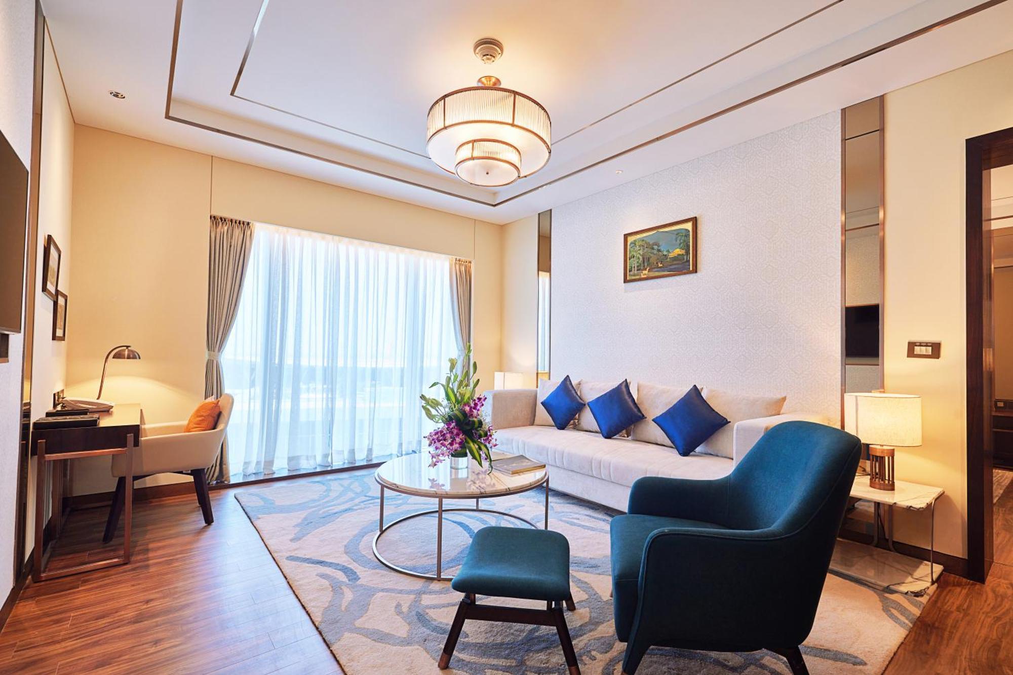 Taj Bangalore Devanahalli Ngoại thất bức ảnh Living room of a suite at the hotel