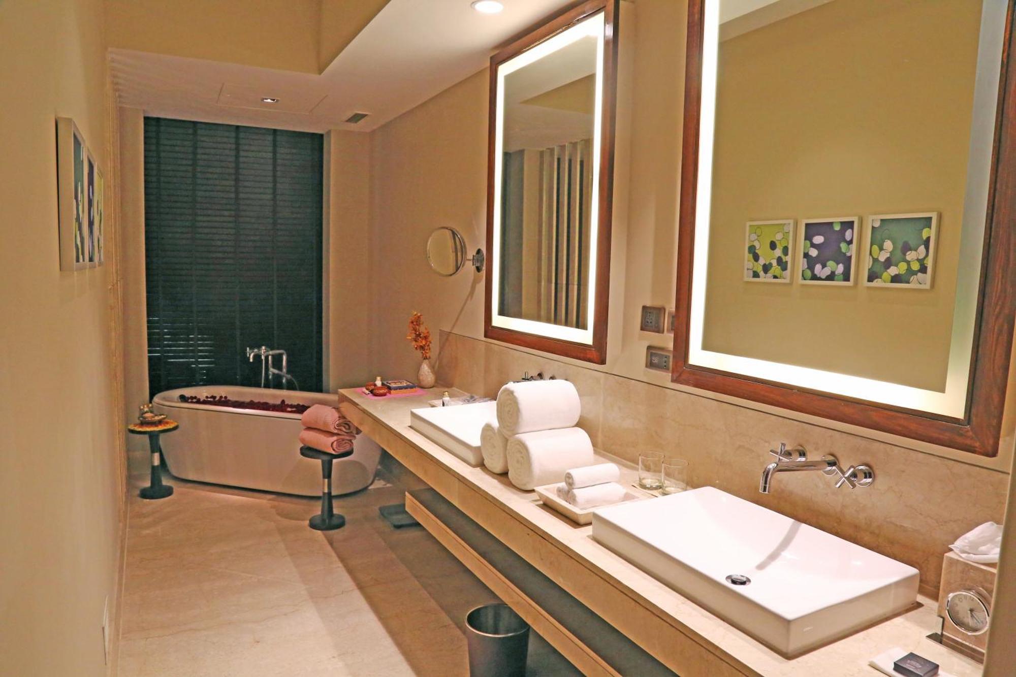 Taj Bangalore Devanahalli Phòng bức ảnh Bathroom