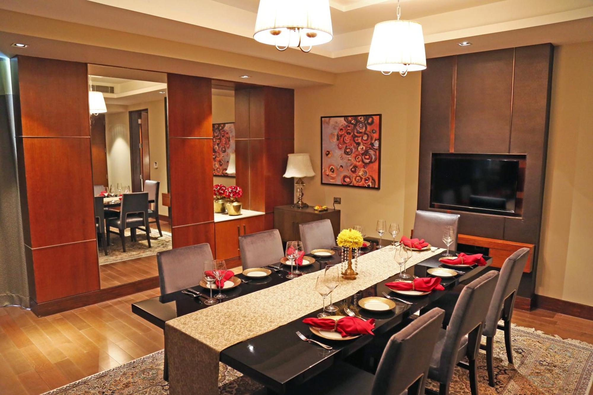 Taj Bangalore Devanahalli Phòng bức ảnh A dining room